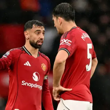 مشجعو مانشستر يونايتد “يريدون دماء جديدة”، لكن برونو فرنانديز يُشدد على أهمية تمديد عقد هاري ماغواير